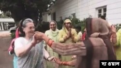 ভারতের হরিয়ানার মহিলা কৃষকদের অনুরোধ রাখলেন রাহুল গান্ধী: সনিয়ার বাড়িতে একসঙ্গে নাচগান, খাওয়া-দাওয়া করলেন তাঁরা। 