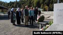 Američki senatori Peter Welch, senatorica Jeanne Shaheen i američki ambasador u Bosni i Hercegovini Michael Murphy u Memorijalnom centru Potočari