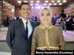 Berny Hanteriska, guru instrumen SMM Yogyakarta bersama Putri. (Foto: Courtesy)