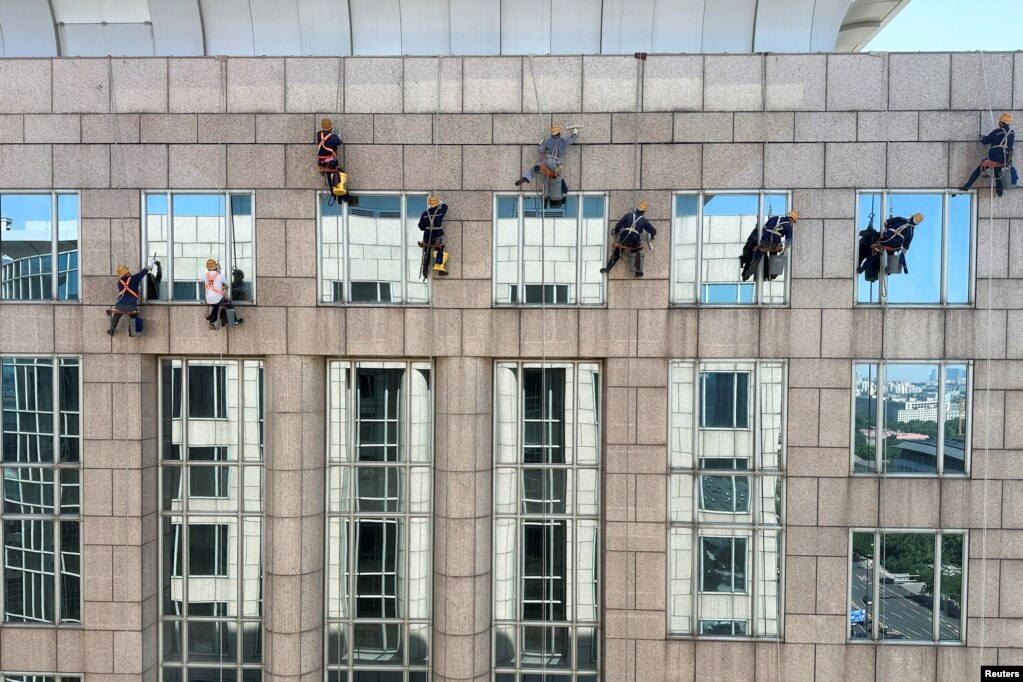 清洗高层建筑玻璃的工人继续在北京高温天气中工作。（2023年6月22日）(photo:VOA)