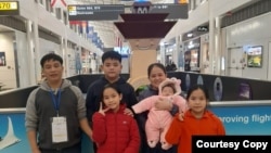 Nhà hoạt động Huỳnh Ngọc Trường và gia đình đến sân bay quốc tế Dulles ở Virginia ngày 18/1/2024.