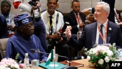 Rais wa Nigeria Bola Ahmed Tinubu (kushoto) wakati wa Mkutano wa Viongozi wa G20 mjini New Delhi Septemba 9, 2023. Picha na Ludovic MARIN / POOL / AFP. 