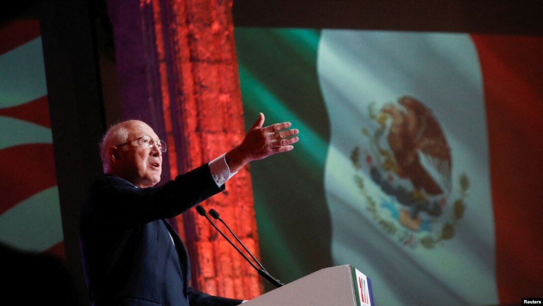 El embajador de Estados Unidos en México, Ken Salazar, habla en un evento que conmemora más de 200 años de relaciones diplomáticas entre Estados Unidos y México, en la Ciudad de México, México, el 6 de diciembre de 2023.