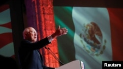 El embajador de Estados Unidos en México, Ken Salazar, habla en un evento que conmemora más de 200 años de relaciones diplomáticas entre Estados Unidos y México, en la Ciudad de México, México, el 6 de diciembre de 2023.