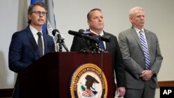 2024年3月7日，美国田纳西州中区检察官亨利·莱文蒂斯（左）与联邦调查局特工道格拉斯·德波德斯塔（中）和特工罗伊·科克伦（右）在新闻发布会上讲话。（美联社照片）
