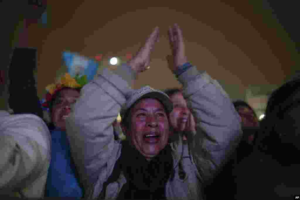  La gente celebra mientras mira la ceremonia de toma de posesión del presidente entrante de Guatemala, Bernardo Arévalo, en una pantalla afuera del Palacio Nacional en la Ciudad de Guatemala, en la madrugada del 15 de enero de 2024. (Foto AP/Santiago Billy) &nbsp; 