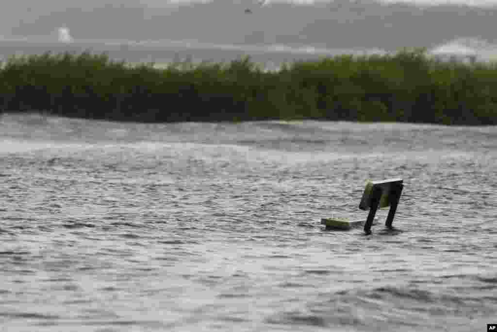 Un banco se sumergió en el agua cerca del Parque R.E. Olds, la mañana del 5 de agosto de 2024, en Oldsmar, Florida, mientras el huracán Debby pasa por la zona de la Bahía de Tampa.&nbsp;