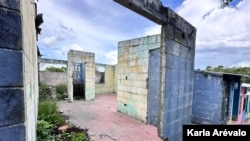 Dismantled houses left behind by gang violence in El Salvador. Photograph by Karla Arévalo / VOA.