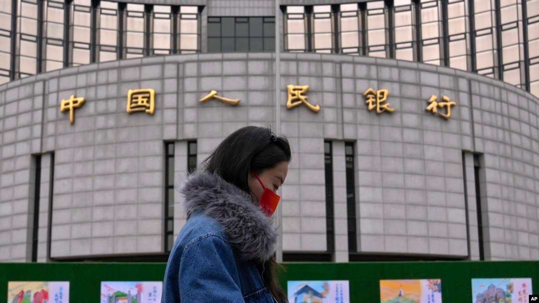 一名女子走過位於北京的中國人民銀行。 （2024年2月20日）