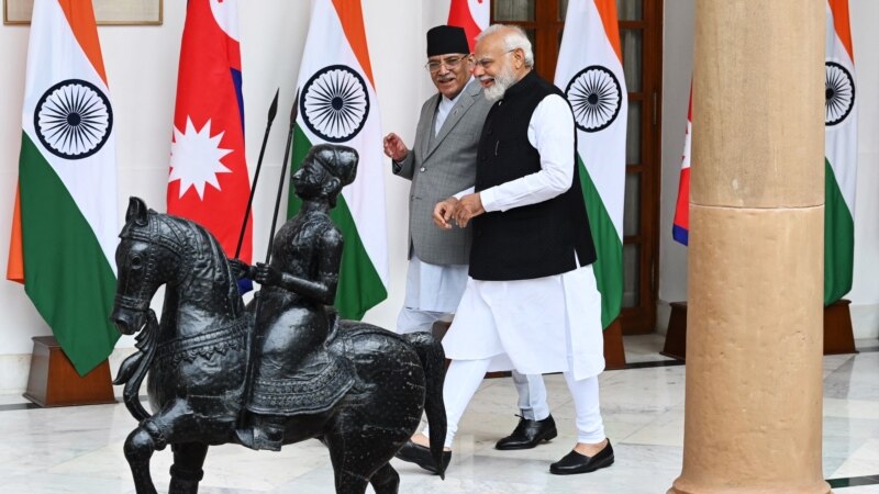 PM India Narendra Modi (kanan) dan PM Nepal Pushpa Kamal Dahal menjelang pertemuan mereka di Rumah Hyderabad, New Delhi, 1 Juni 2023. (Sajjad HUSSAIN / AFP)