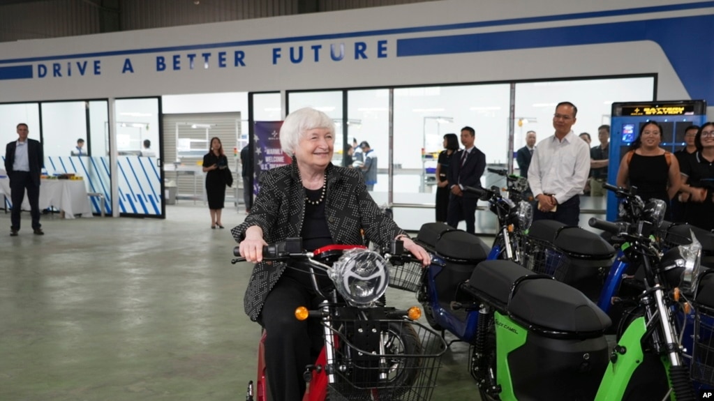 Bộ trưởng Tài chính Hoa Kỳ Janet Yellen ngồi trên xe tay ga khi đến thăm một nhà máy lắp ráp xe máy điện ở Hà Nội, Việt Nam, ngày 20 tháng 7 năm 2023.