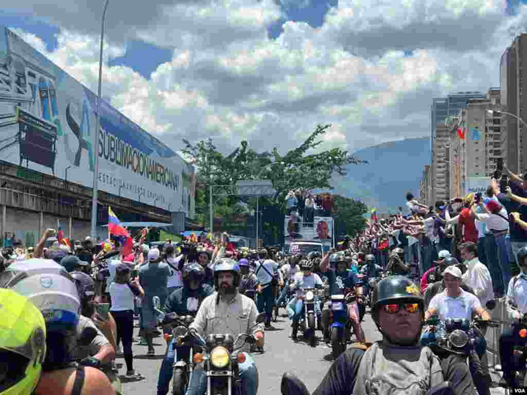 Motorizados y pueblo en general saludan a la comitiva de líderes opositores -al frente en el camión se observa a María Corina Machado- en una protesta en Caracas, Venezuela, el sábado 17 agosto de 2024. [Fotos, VOA].