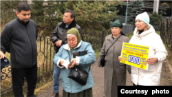 抗议者表示这是他们举行“反对中国针对哈萨克族、维吾尔族和吉尔吉斯族以及该地区其他土著人民的种族灭绝政治”集会的第1000天