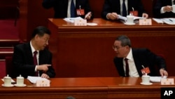 中国领导人习近平与总理李强在北京人大会堂出席全国人大会议开幕式。（2024年3月5日）