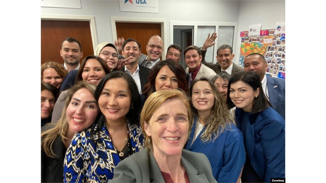 USAID rahbari Samanta Pauer Toshkentda agentlikning xodimlari bilan, 23-oktabr, 2023