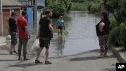 ယူကရိန်းနိုင်ငံ Kherson ဒေသက Kakhovka ဆည် ပေါက်ကွဲပြီးနောက် အနီးနားက မြို့တွေမှာ ရေကြီးရေလျှံမှုတွေ ဖြစ်နေစဉ် (ဇွန် ၆၊ ၂၀၂၃)