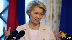 La presidenta de la Comisión Europea, Ursula von der Leyen, en una conferencia de prensa conjunta con el presidente filipino, Ferdinand Marcos Jr., (no mostrado), en el Palacio Presidencial de Malacanang en Manila, el 31 de julio de 2023.