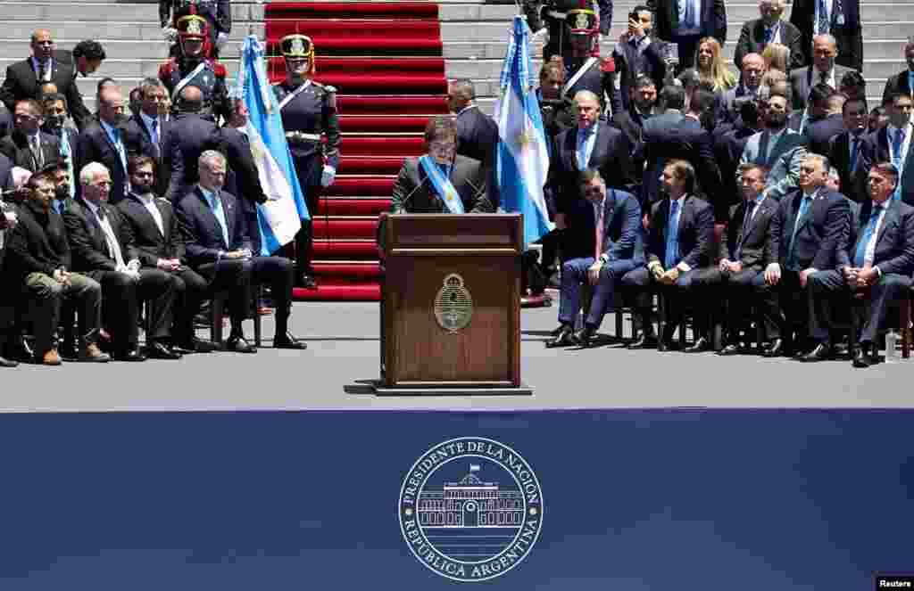 &quot;Hoy comienza una nueva era en Argentina&quot;, aseguró Milei durante su discurso inaugural en el que rompió con la tradición al no dirigirse al Congreso.