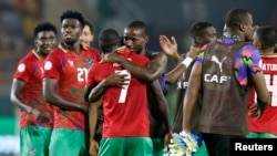 Jogadores da Namíbia celebram o golo de Deon Hoto na vitória sobre a Tunísia no Estádio Amadou Gon Coulibaly, em Korhogo, Costa do Marfim, REUTERS/Luc Gnago