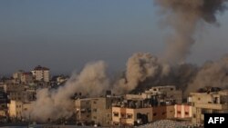 Dim se diže u Rafi nakon izraelskog zračnog napada na grad u južnom pojasu Gaze 1. decembra 2023. godine.
