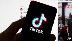 在一台顯示TikTok主螢幕的電腦前，人們看到手機上的TikTok標誌。