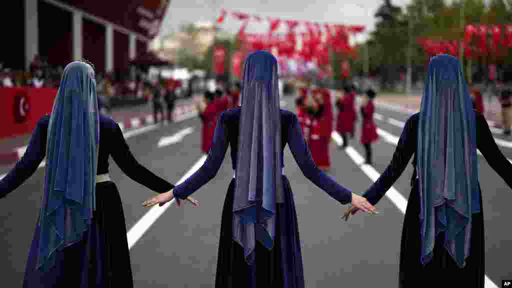 Para perempuan berjilbab tampil selama acara perayaan Hari Kemenangan di Istanbul, Turki hari Jumat (30/8). (Foto: AP)&nbsp;