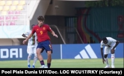 Wonderkid Piala Dunia U17 asal Spanyol, Marc Guiu (kaos jersey merah), saat berlaga di Stadion Manahan Solo. (Foto: Pool Piala Dunia U17/Doc. LOC WCU17/RKY)