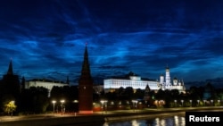 夜幕下的莫斯科克里姆林宫。（2023年7月4日）