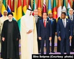 Presiden Joko Widodo bersama sejumlah pemimpin negara-negara Islam lainnya bersiap untuk foto bersama di KTT Luar Biasa Organisasi Kerja Sama Islam di Riyadh, Arab Saudi, Sabtu, November 11, 2023. (Foto: Biro Setpres)