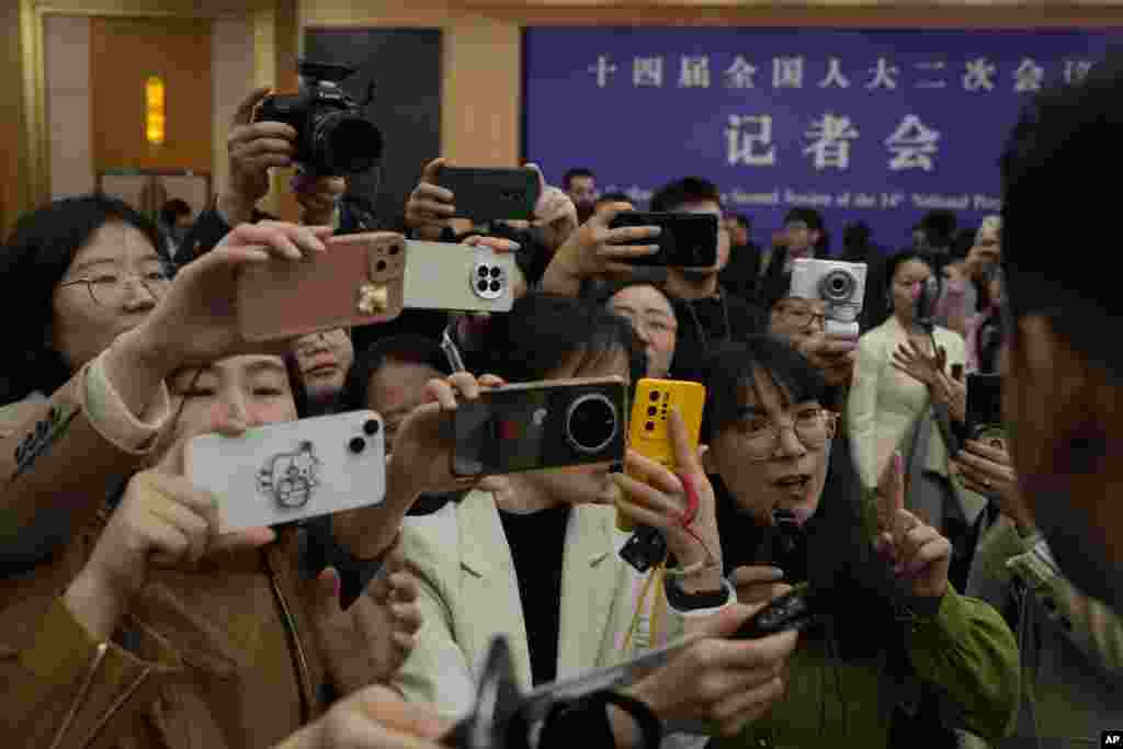 Chinese journalists mob a foreign journalist at the end of the Chinese Foreign Minister&#39;s press conference on the sideline of the National People&#39;s Congress in Beijing.