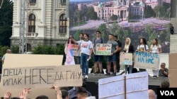 Student FPN Pavle Cicvarić govori na sedmom protestu protiv nasilja u Beogradu '(Foto: VOA/ Jovana Đurović)