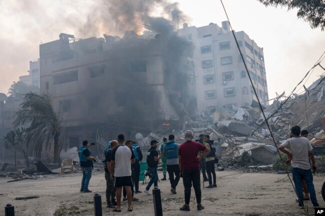 Gazze'de Filistinli yetkililerin açıklamasına göre 7 Ekim'den bu yana 10 binden fazla kişi hayatını kaybetti.