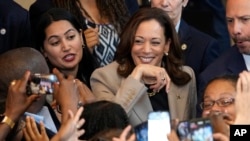 Calon presiden Partai Demokrat, Wakil Presiden Kamala Harris, berbicara tentang upaya menurunkan biaya obat resep di Prince George's Community College, Largo, Maryland, 15 Agustus 2024. (Foto: AP)