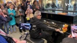 “那段视频让中共宣传颜面扫地”，英国钢琴家携小熊维尼再返现场即兴演出