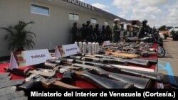 Fotografía divulgada por las autoridades venezolanas de algunas de las armas y artículos decomisados en la cárcel de Vista Hermosa, Bolívar, el 6 de noviembre de 2023.