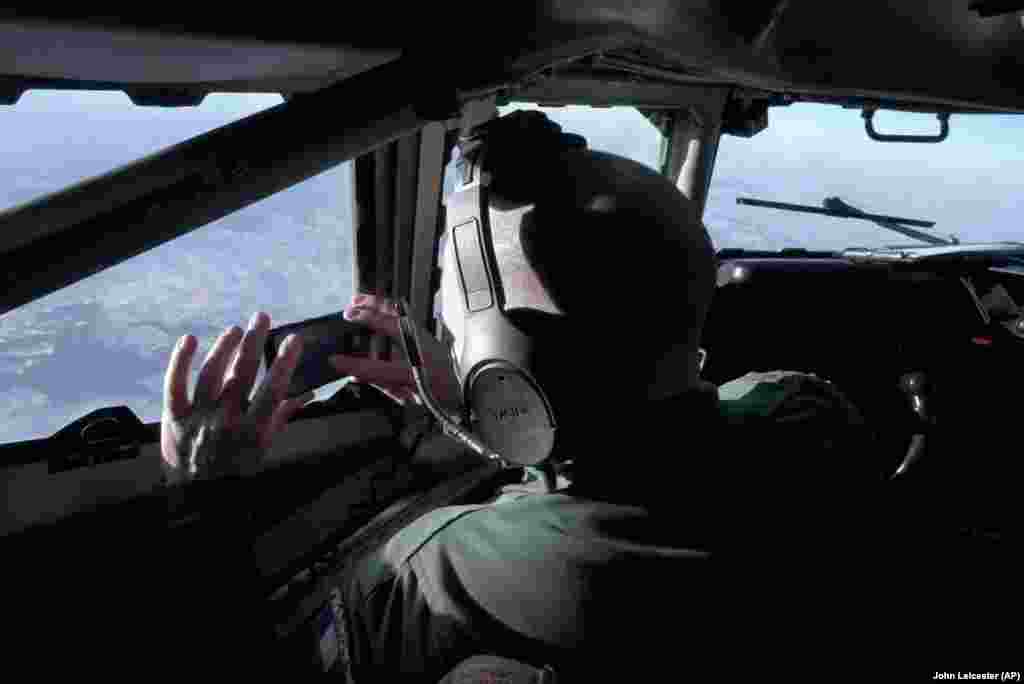 Un miembro de la tripulación toma una fotografía de recuerdo desde la cabina de un avión militar francés de vigilancia del Sistema de Control y Alerta Aerotransportado (AWACS) mientras realiza una misión de reconocimiento de 10 horas desde el centro de Francia hasta el espacio aéreo rumano y de regreso.