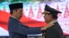 Presiden Joko Widodo memberikan penghargaan jenderal kehormatan bintang empat kepada Menteri Pertahanan Prabowo Subianto saat bertemu dengan perwira tinggi TNI dan Polri di Mabes TNI di Jakarta pada 28 Februari 2024. (Foto: Bay Ismoyo/AFP)