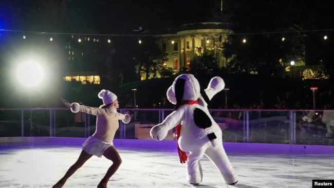 Kim Nacarro, directora de la obra Snoopy sobre hielo, y el famoso personaje en la Casa Blanca el 29 de noviembre de 2023.