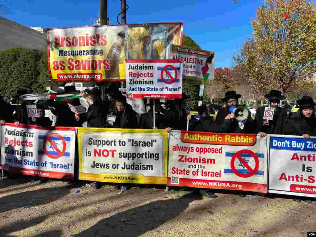 A modo de contraprotesta, un grupo de judíos ortodoxos salió a protestar contra el gobierno de Israel y a favor del pueblo palestino.