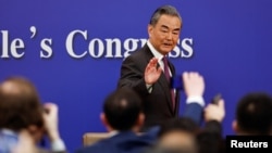 Menteri Luar Negeri China Wang Yi melambaikan tangan di akhir konferensi pers di sela-sela Kongres Rakyat Nasional (NPC), di Beijing, China, 7 Maret 2024. (Foto: REUTERS/Tingshu Wang)