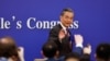 中国外交部长王毅出席全国人大会议记者会，离开时向在场中外媒体记者挥手。（2024年3月7日）