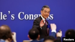 中國外交部長王毅出席全國人大會議記者會，離開時向在場中外媒體記者揮手。（2024年3月7日）