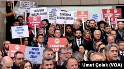 Baro avukatları ellerinde pankartlarla Yargıtay 3. Ceza Dairesi'nin kararını protesto etti. 