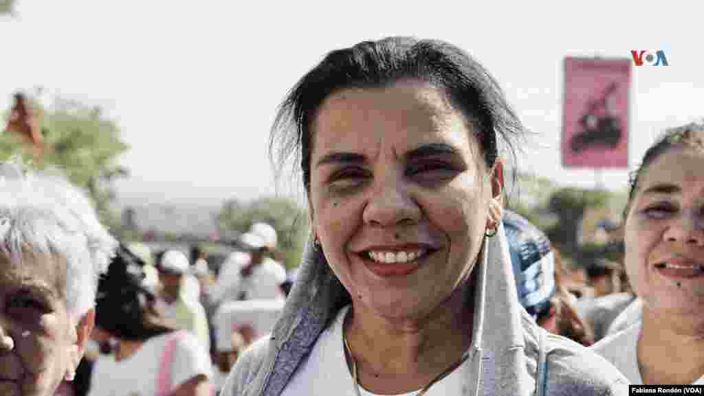 Lilibeth Garcia de 41 años, asistió a la procesión por tradición. Tiene más de 15 años acompañando la celebración. “Le pido a la virgen por mi familia, mis amigos, por Venezuela y el mundo entero”.