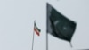 2024年1月18日，在巴伊朗驻巴基斯坦卡拉奇领事馆大楼上方看到的伊朗国旗，前为巴基斯坦国旗。（路透社照片）