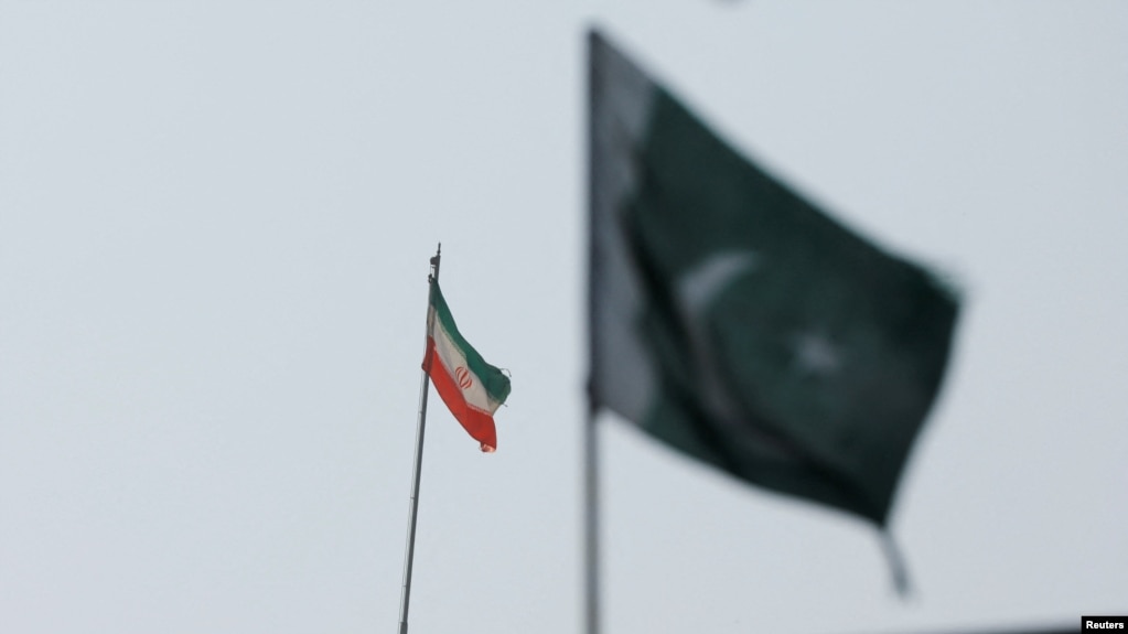 2024年1月18日，在巴伊朗驻巴基斯坦卡拉奇领事馆大楼上方看到的伊朗国旗，前为巴基斯坦国旗。（路透社照片）(photo:VOA)