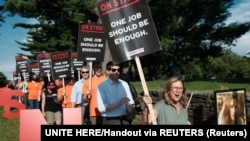 Sejumlah pekerja hotel yang tergabung dalam serikat pekerja UNITE HERE menggelar aksi protes di dekat Hyatt Regency di Greenwich, Connecticut, pada 1 September 2024. (Foto: UNITE HERE/Handout via Reuters)