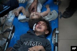 Palestinska djeca ranjena u izraelskom bombardovanju Pojasa Gaze, dovežena u bolnicu u Deil al Balahu, 15. novembra 2023.