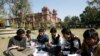 Universitas Punjab Pakistan di Lahore 12 Februari 2008. Tiga universitas yang berafiliasi dengan militer Pakistan ditutup karena ancaman keamanan di Islamabad pada 22 Januari 2024. (Foto: Ilustrasi/REUTERS/Mohsin Raza)