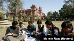 Universitas Punjab Pakistan di Lahore 12 Februari 2008. Tiga universitas yang berafiliasi dengan militer Pakistan ditutup karena ancaman keamanan di Islamabad pada 22 Januari 2024. (Foto: Ilustrasi/REUTERS/Mohsin Raza)